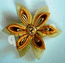 брошь-канзаши "Золотая" Диаметр - 6 см. Крепсатин, органза, бусины. Цена - 200 руб. Выставлена для примера